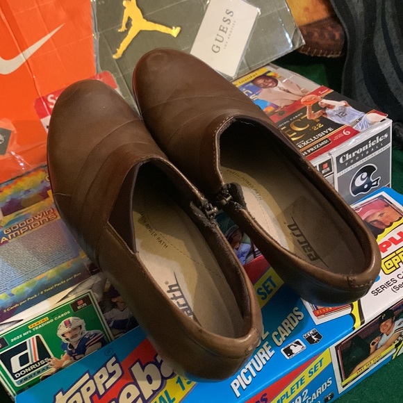 EARTH-women’s brown leather ‘GLORY BARK’ low zip-ankle heeled booties - Picture 6 of 10